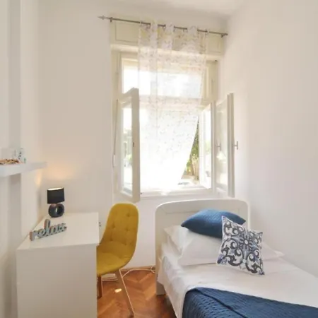 Carmen Apartment *